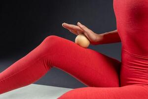 myofasciaal ontspanning van de been spieren met een massage bal. voorkomen been vermoeidheid, zelf massage gereedschap foto