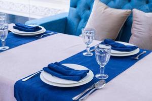 bankettafel serveren in een luxe restaurant in blauwe en lichte stijl foto