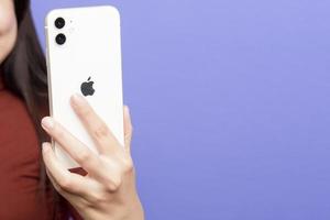 vrouw hand met slimme telefoon apple iphone 11 foto