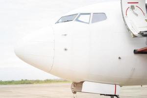 vliegtuig bereidt zich voor op het opstijgen op de internationale luchthaven foto