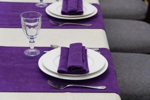 bankettafel serveren in een luxe restaurant in paarse en witte stijl foto