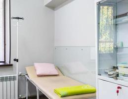 een lege kamer in een moderne kliniek foto