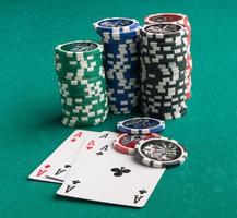 pokerfiches en kaarten op een groene achtergrond. het concept van gokken en entertainment. casino en poker foto