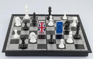 schaakstukken en vlaggen van de europese unie en groot-brittannië op het schaakbord. het concept van politiek spel en schaakstrategie brexit foto