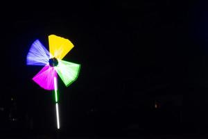 wazig wiel met kleurrijke verlichtingsdecoratie 's nachts kermis
