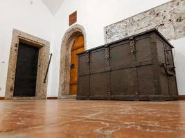 mooie oude kamer met een metalen kist op de vloer met ornamenten in een middeleeuws kasteel in oostenrijk. foto