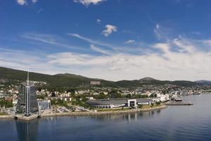 zeezicht van Molde, Noorwegen. de stad ligt aan de noordelijke oever van de romsdalsfjord foto