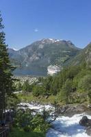 cruiseschip bij geiranger fjord in noorwegen foto