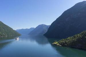 cruise in geiranger fjord in noorwegen foto