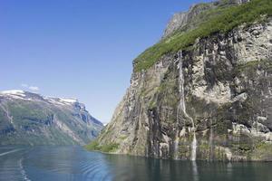 cruise in geiranger fjord in noorwegen foto