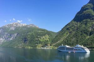 cruiseschip bij geiranger fjord in noorwegen foto