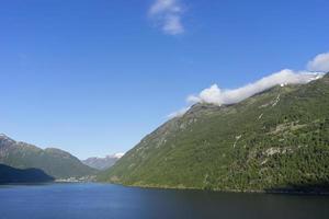 cruise in geiranger fjord in noorwegen foto