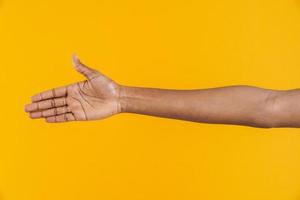 afrikaanse vrouw die hand uitsteekt voor een handdruk foto