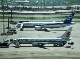 suvarnabhumi bangkok thailand31 oktober 2018 suvarnabhumi luchthaven het vliegtuig geparkeerd op de luchthaven. op bangkok thailand31 oktober 2018 foto