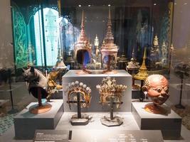 nationaal museum bangkokthailand10 augustus 2018 maskers gebruikt om ramayana en standbeelden poppen en accessoires in Thaise dansvoorstellingen te vertegenwoordigen. op 10 augustus 2018 in thailand. foto