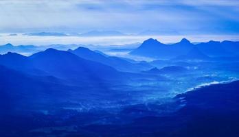 landschapsberg met mistmist blauwe lucht en rijzende zon in de ochtend op heuvel foto