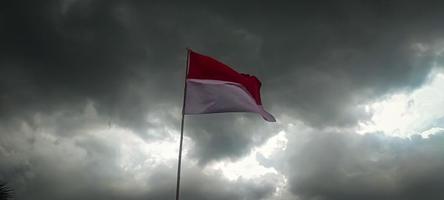 Indonesische vlag wappert tegen een bewolkte hemelachtergrond foto