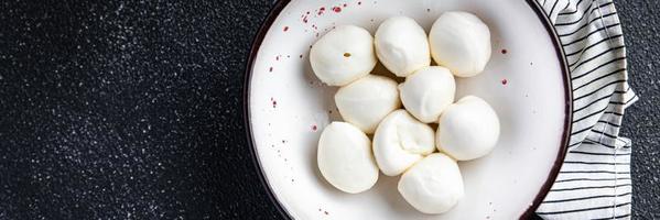 mozzarella kleine balletjes koemelk of buffel, geit gezonde maaltijd snack op tafel foto