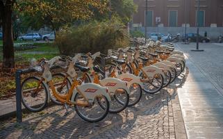 fietsen beschikbaar voor burgers om te reizen foto