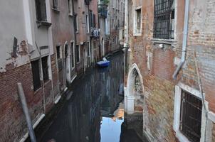 uitzicht op de gracht in Venetië foto