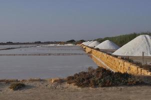 zoute zoutvlakten in marsala foto