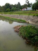 het rivierwater begint ondiep te worden door de droogte die toesloeg foto