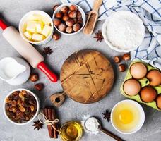 bovenaanzicht van keukentafel met bakingrediënten foto