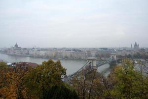 luchtfoto van boedapest van koninklijk paleis met rivier, brug en parlementsgebouw. Hongarije foto