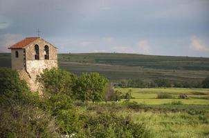 prachtig landschap van het Spaanse platteland met kerk bij zonsondergang. soria foto