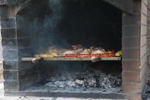 heerlijke geassorteerde vleesbarbacue. varkensvlees, kip en rundvlees op de gril foto