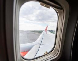 uitzicht vanuit het vliegtuigraam van de luchthaven tijdens het opstijgen foto