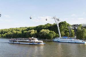 de kabelbaan gaat over de rivier van Moskou foto