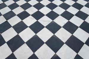 zwarte en witte tegels. schaak vloer. foto