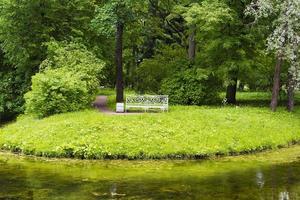 bankje in het zomerpark in de buurt van de rivier. foto