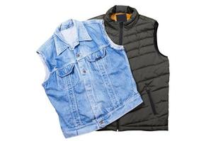 set blauw denim vest en bologna groen vest geïsoleerd op een witte achtergrond bovenaanzicht foto