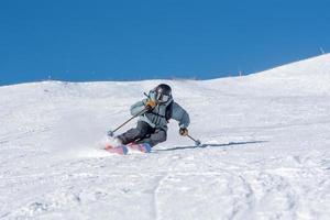 grandvalira, andorra. 2021 14 dec. jonge skiër doet een bocht in de bergen van andorra in grandvalira, andorra.