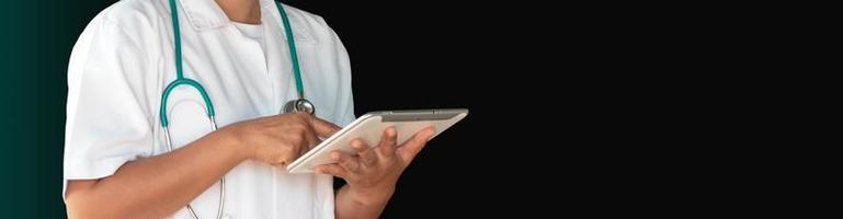 arts in witte jurk met stethoscoop met een tablet, banner medische concept achtergrond foto
