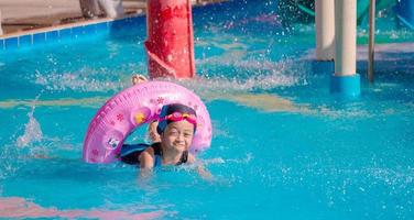 kinderen dartelen in het waterpark. het is een zonnige, perfecte dag om nat te worden en hard te spelen foto