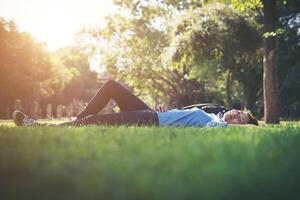 jonge hipster vrouw liggen op gras. foto