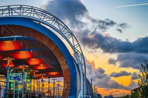 tramstation bij zonsondergang foto