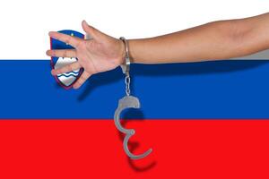 handboeien met hand op de vlag van slovenië foto
