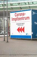 bewegwijzering van een corona impfzentrum duits voor vaccinatiecentrum foto