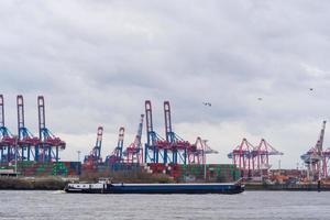 containers en mobiele havenkranen in de haven van hamburg, noord-duitsland foto