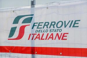 italië, 2021 - banner voor ferrovie dello stato italiane, staatsholdingmaatschappij