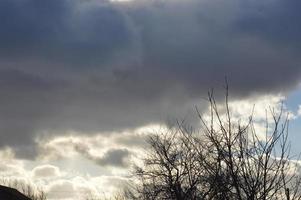 wolken aan de blauwe lucht in de winter foto