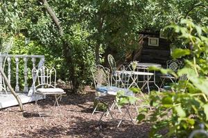 klassiek meubilair, metalen tafelstoelen in het zomerpark. foto