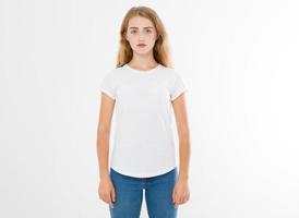 jonge blanke, Europese vrouw, meisje in een leeg wit t-shirt. t-shirtontwerp en mensenconcept. shirts vooraanzicht geïsoleerd op een witte achtergrond. spotten. ruimte kopiëren. foto