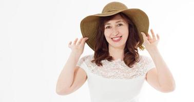 gelukkige middelbare leeftijd vrouw in zomer hoed geïsoleerd op een witte achtergrond met kopie ruimte. zomer accessoire gezicht rimpel huidbescherming. gelukkige menopauze. warm weer en feestdagen. banier foto