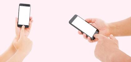 man hand met de zwarte smartphone met leeg scherm en modern frame minder ontwerp op roze achtergrond foto