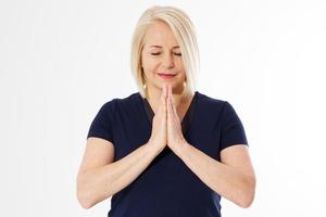 bid vrouw van middelbare leeftijd, close-up portret van een jonge blanke vrouw die bidt, isolatie portret van een blonde blanke vrouw die bidt op witte achtergrond foto